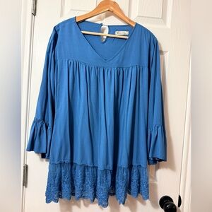 Chic Blue V-Neck Blouse with Lace Hem
